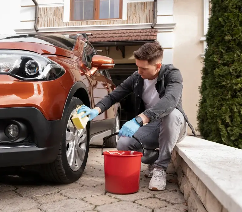 Lavage auto à domicile Montferrier-sur-Lez : professionnel intervenant sur un véhicule